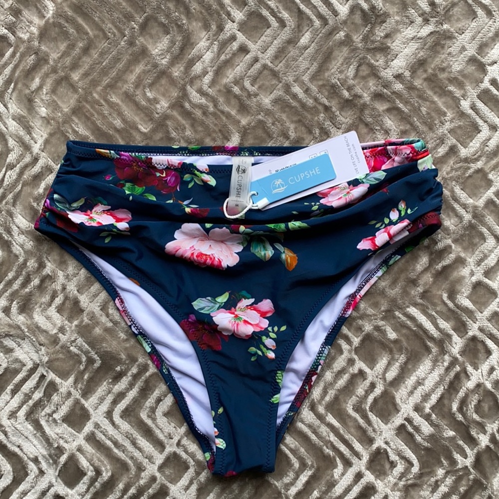 NWT Cupshe Navy floral bikini bottom. Size Med